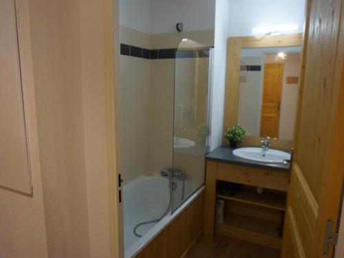 une salle de bain avec une baignoire et un lavabo dans l'établissement Appartement 2 pièces cabine, 6 personnes, piscine, parking, WiFi - FR-1-636-13, à Orcières