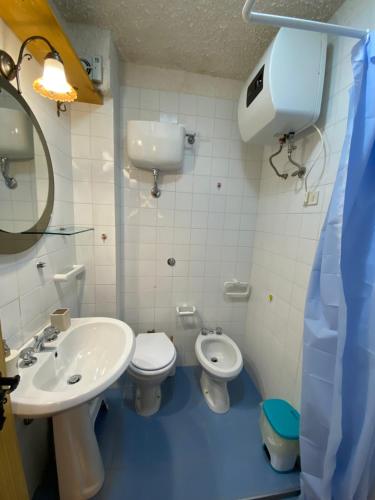 uma casa de banho com um lavatório e um WC em Bellavista 5 Confini em Terminillo