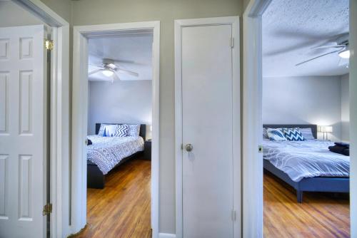 a bedroom with two beds and a ceiling at King Bedroom 2bed1bath Sleeps 5 Close To Town Center Downtown Beach Mayo Clinic in Jacksonville