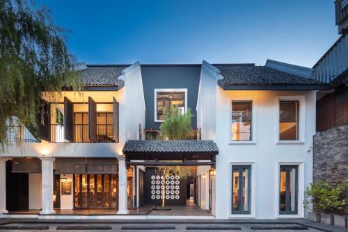 an image of a white house at Hotel Ping Silhouette in Chiang Mai