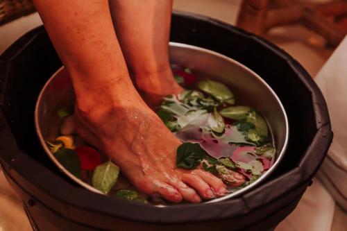 a person soaking their feet in a pot of food at Plaza Caldas da Imperatriz Resort & Spa in Santo Amaro da Imperatriz