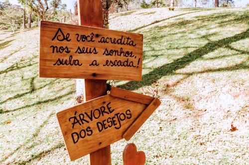 a sign that says arrow does not activate and anxiety does diseases at Plaza Caldas da Imperatriz Resort & Spa in Santo Amaro da Imperatriz