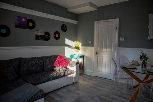een woonkamer met een bank en een tafel bij BV Classic 2 Bedroom At Leeds Road Huddersfield Perfect For Contractors in Huddersfield