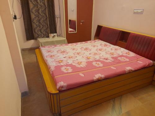 Ένα ή περισσότερα κρεβάτια σε δωμάτιο στο A Luxury Villa Homestay with private kitchen By Premier Hotels