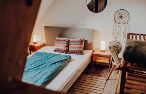 Schlafzimmer mit einem Bett mit blauer Bettwäsche und Kissen in der Unterkunft Mayen, Bäckerstr, Privatzimmer Nr3, Innenstadt, nähe Nürburgring & Burg Eltz, Gemeinschaftsbad in Mayen