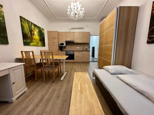 una cucina e una sala da pranzo con tavolo e sedie di AJO Apartments - Messe City Flat - Self-Check-in a Vienna