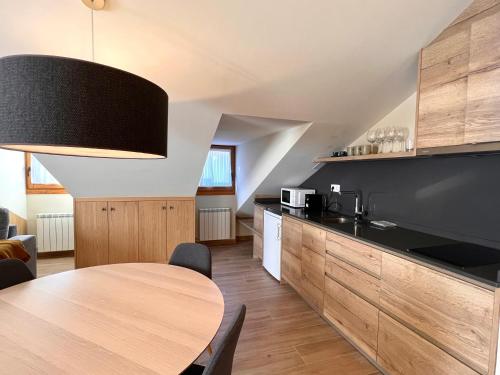 Kuchyň nebo kuchyňský kout v ubytování Apartaments Areny - L'Amfitriona