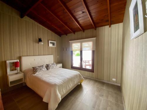 a bedroom with a bed and a window at Casa Ibañez in Villa Gesell