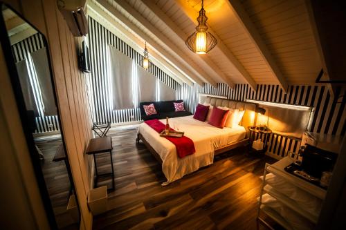 1 dormitorio con 1 cama con almohadas rojas en La Chalé Parguera, en Lajas
