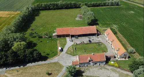 una vista aérea de una casa grande con patio en Holiday Home 't Hof der Witte Damen, en Veurne