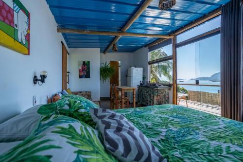 1 dormitorio con 1 cama con techo azul en Cobertura com Incrível Vista de Cinema para o Mar, en Ilhabela