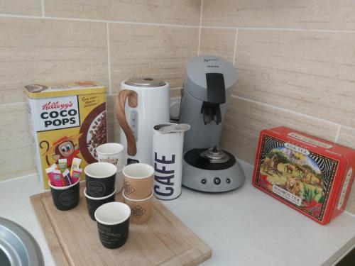 eine Küchentheke mit Kaffeetassen und einem Mixer in der Unterkunft Gîte OZOO in Saint-Aignan