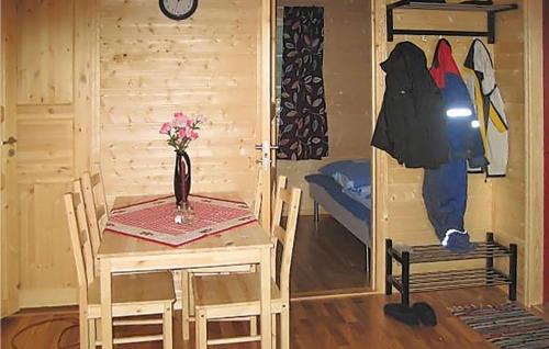 SkipnesにあるStunning Apartment In Sandstad With Wifiのテーブル付きの部屋、ベッド付きの部屋