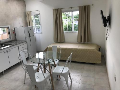 Cette petite chambre comprend une table, des chaises et un lit. dans l'établissement Junín Dptos 2, à San Fernando del Valle de Catamarca