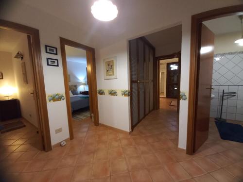 un pasillo con 2 puertas y una habitación con 1 dormitorio en Villa Lisca Blu, en Custonaci