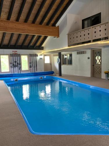 una gran piscina en un gimnasio con agua azul en Hideaway Mountain Lodge en Fraser