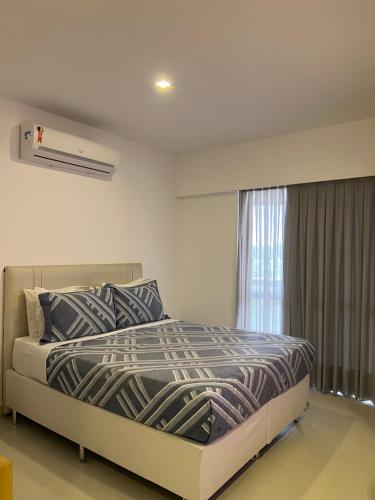 1 dormitorio con cama y ventana en Apart suite frente ao mar, en Río de Janeiro