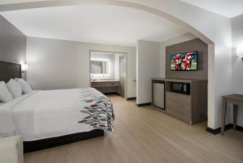 een hotelkamer met een bed en een televisie bij Red Roof Inn & Suites Jackson, TN in Jackson