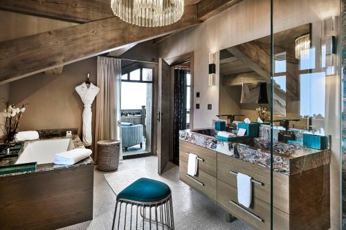 bagno con ampia vasca e lavandino di Lys Martagon a Courchevel