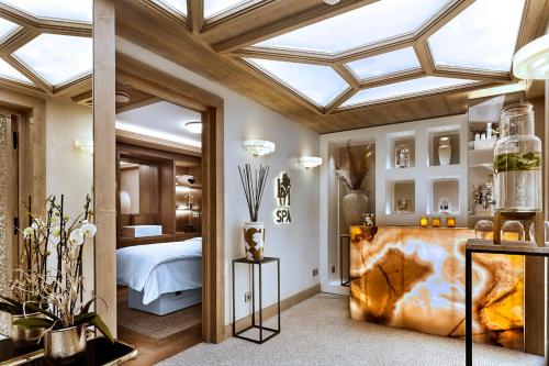 um quarto com uma cama e uma clarabóia em Lys Martagon em Courchevel