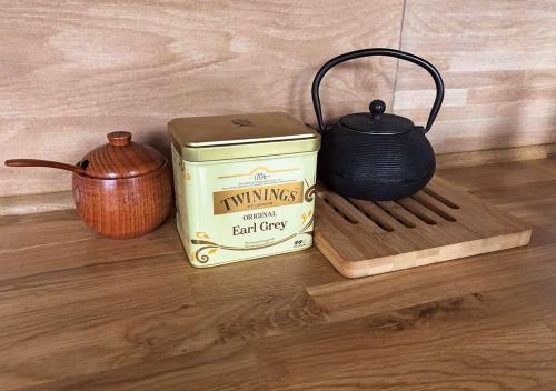 a tea kettle and a box on a cutting board at Reims Saint-Remi in Reims
