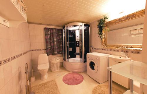 La salle de bains est pourvue d'un lavabo et d'un lave-linge. dans l'établissement Nice Apartment In Krhamn With House Sea View, à Vatna