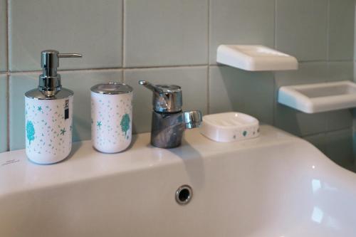un lavabo con dos cepillos de dientes. en MAVI'S HOME en Chiari
