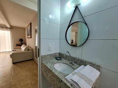 y baño con lavabo y espejo. en Residencial Praia Brava Blue - Apartamentos, en Balneário Camboriú