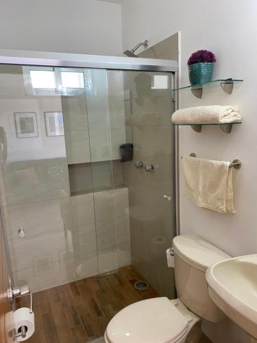 uma casa de banho com um chuveiro, um WC e um lavatório. em Departamento nuevo con excelente ubicación! em Mazatlán