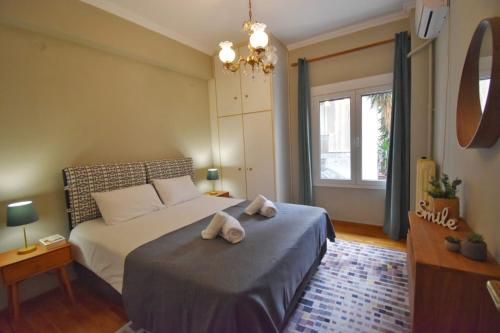 - une chambre avec un lit et 2 serviettes dans l'établissement Vintage Apartment, à Athènes