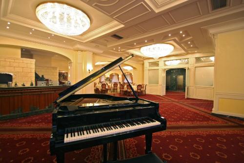 a piano in a large room with at Hotel Ristorante Paradise in Santa Maria di Licodia