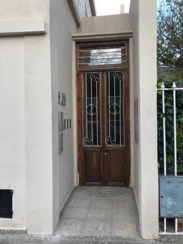 una puerta de madera con una puerta de hierro forjado en Junín Dptos 3 en San Fernando del Valle de Catamarca
