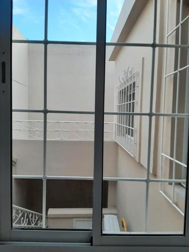 una ventana con vistas a un edificio en Junín Dptos 3 en San Fernando del Valle de Catamarca