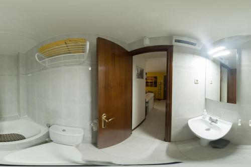 ein Bad mit einem WC und einem Waschbecken in der Unterkunft Cómodo apartamento en el centro - Gran Vía in Madrid