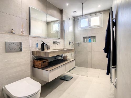 Kúpeľňa v ubytovaní Penthhouse 2 bedroom apartment 2 mins from the Croisette 335