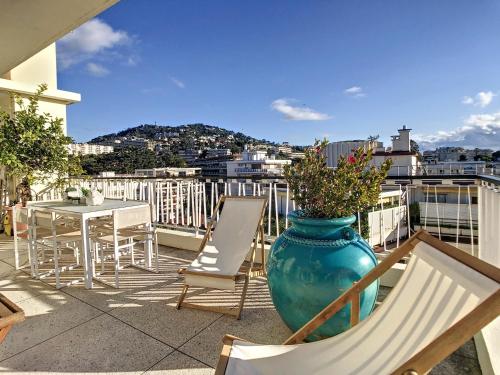 Penthhouse 2 bedroom apartment 2 mins from the Croisette 335
