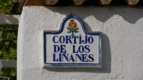 un panneau sur un mur indiquant des corrientos de los lin dans l'établissement Cortijo Los Liñanes, à Grenade
