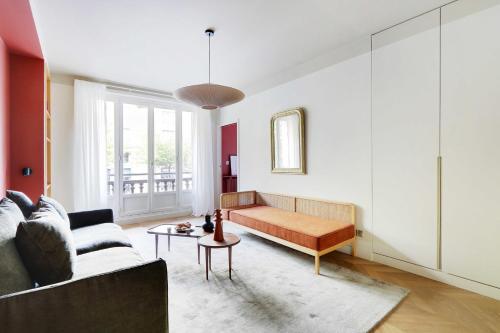 Amazing apartment 8P3BDR - MontmartreSacré cœur في باريس: غرفة معيشة مع أريكة وطاولة