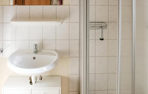 een badkamer met een wastafel en een douche bij Beautiful Home In Faberg-heidesee With Wifi in Oberohe