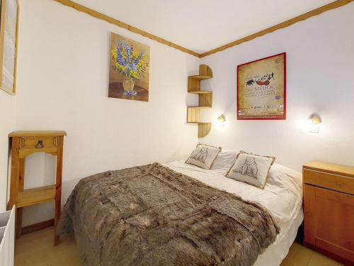 une chambre avec un grand lit dans une pièce dans l'établissement Appartement confortable avec cabine Proche des pistes Balcon - FR-1-344-1148, aux Menuires