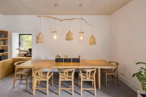 a dining room with a wooden table and chairs at TheVagar Countryhouse in Belmonte