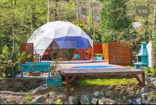 uma mesa de piquenique com uma tenda em cima em ozlifesapanca dome em Sapanca
