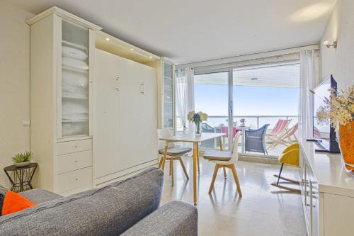 - une cuisine et une salle à manger avec vue sur l'océan dans l'établissement Lovely studio with wonderful view on the sea - Welkeys, à Biarritz