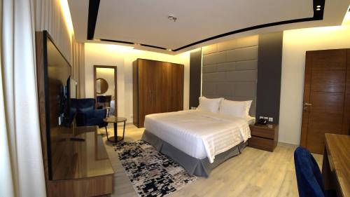 een hotelkamer met een bed en een televisie bij Villa Misk Alkhobar in Al Khobar