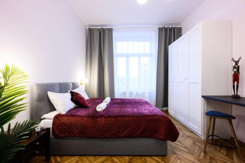 - une chambre avec un lit et une couverture violette dans l'établissement Unique Style Apartments Old Town - 25 min from the airport - by Homelike Krakow, à Cracovie