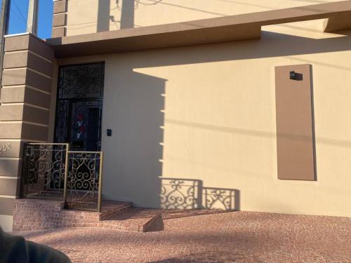 a building with a black door and a balcony at Cantinho Aconchegante 2 in Brotas