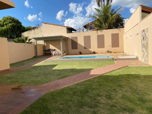 a backyard of a house with a swimming pool at Cantinho Aconchegante 2 in Brotas
