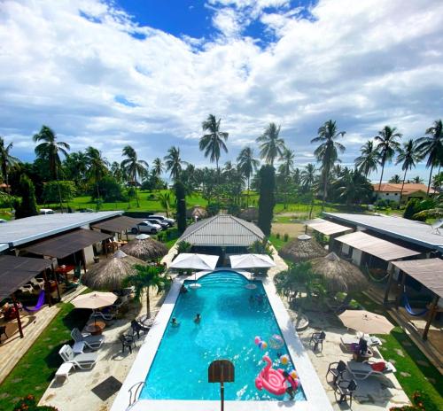 uma vista superior de uma piscina num resort em Show Pony Beach Resort and Suites em Las Lajas