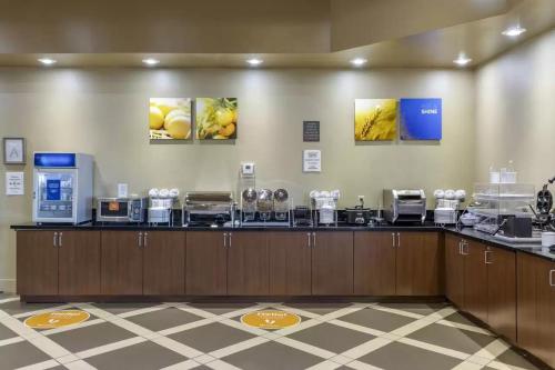 a lobby with a counter with aasteryasteryasteryasteryasteryasteryasteryasteryastery at Comfort Suites Batesville in Batesville