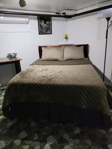Postel nebo postele na pokoji v ubytování 212 LLC